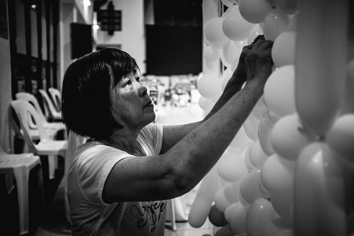 “Balloons make people happy. I want Mr Lee to be happy. We must celebrate his life. I am building another sculpture. This one requires one day. It’s ok, I’m not so tired. I can walk home and sleep when I am done.” Diana Lim, 56, Freelance balloon sculptor. Source: @aikbengchia