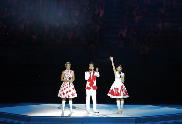 28th SEA Games Singapore 2015 - National Stadium, Singapore - 5/6/15 Opening Ceremony - Emcees of the opening ceremony (L to R) Nikki Muller, Chua Enlai and Sharon Au TEAMSINGAPORE SEAGAMES28 Mandatory Credit: Singapore SEA Games Organising Committee / Action Images via Reuters