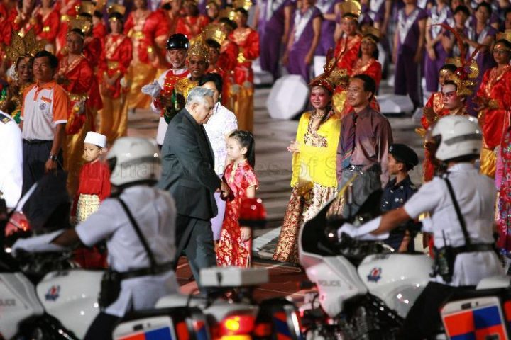 S.R. Nathan shaking hands with a participant at the 2006 NDP. 