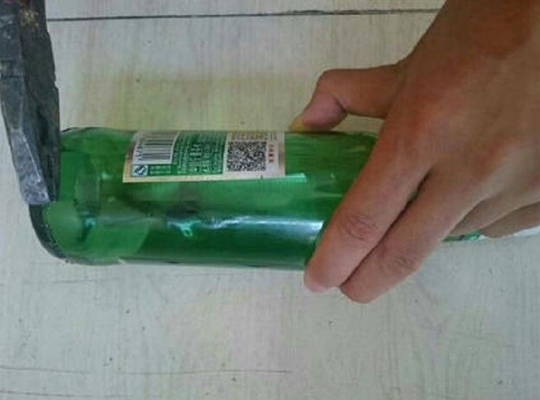 man-china-emerald-glass-bottle-01