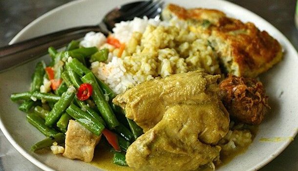 Order your nasi padang in Malay and get free food. Source. 