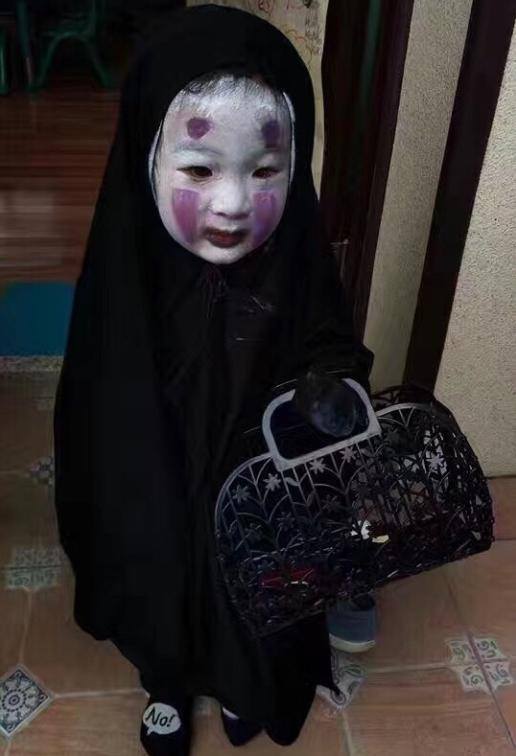 Babies dress up as No Face using just black t shirts win Internet