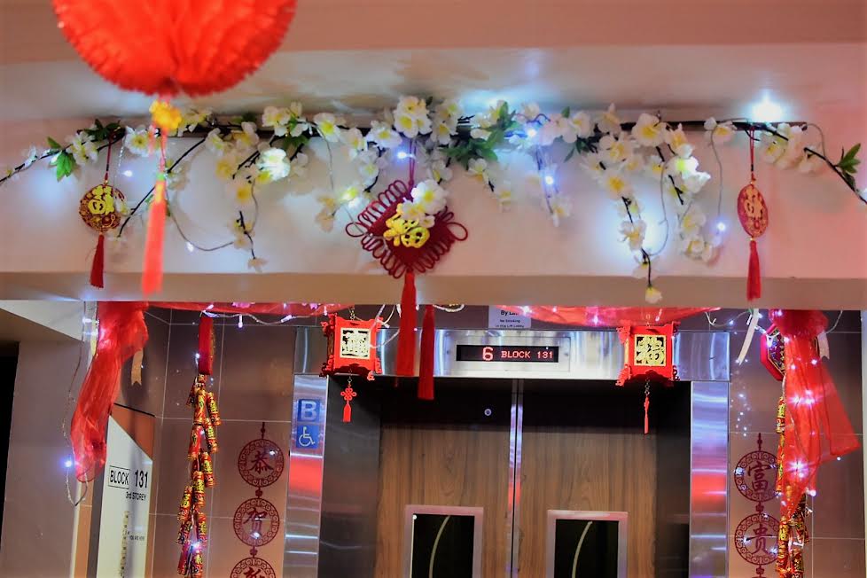S'pore lady decorates HDB corridor, creating awesome Chinese New Year ...