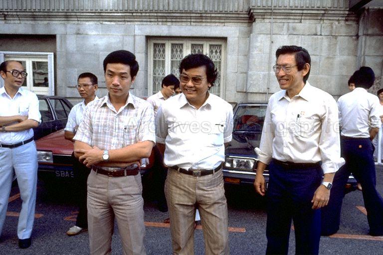 Burning of Ballot Papers - Mr Low Thia Khiang (third from left) and Mr Chiam See Tong, MP for Potong Pasir (right) in June 1985. (Source: National Archives of Singapore)