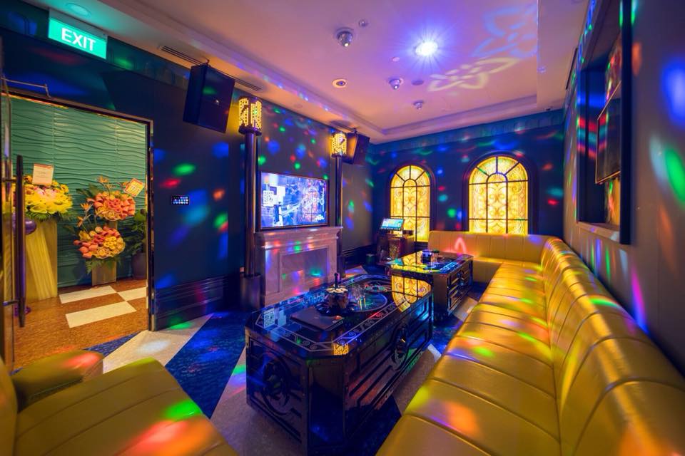 Ktv. Мультимедийная комната. KTV Karaoke интерьер. Караоке комната с прожекторами. Караоке комната Тунис.