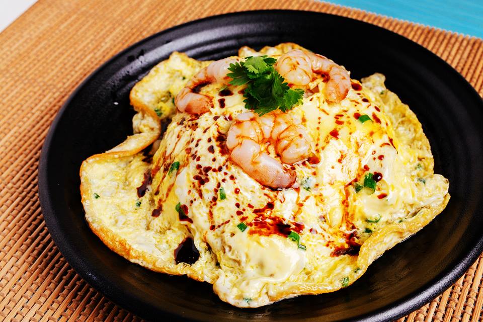 Yishun Hawker Stall Ran By 28-year-old Serves S$3 Oyster Omelette Rice 