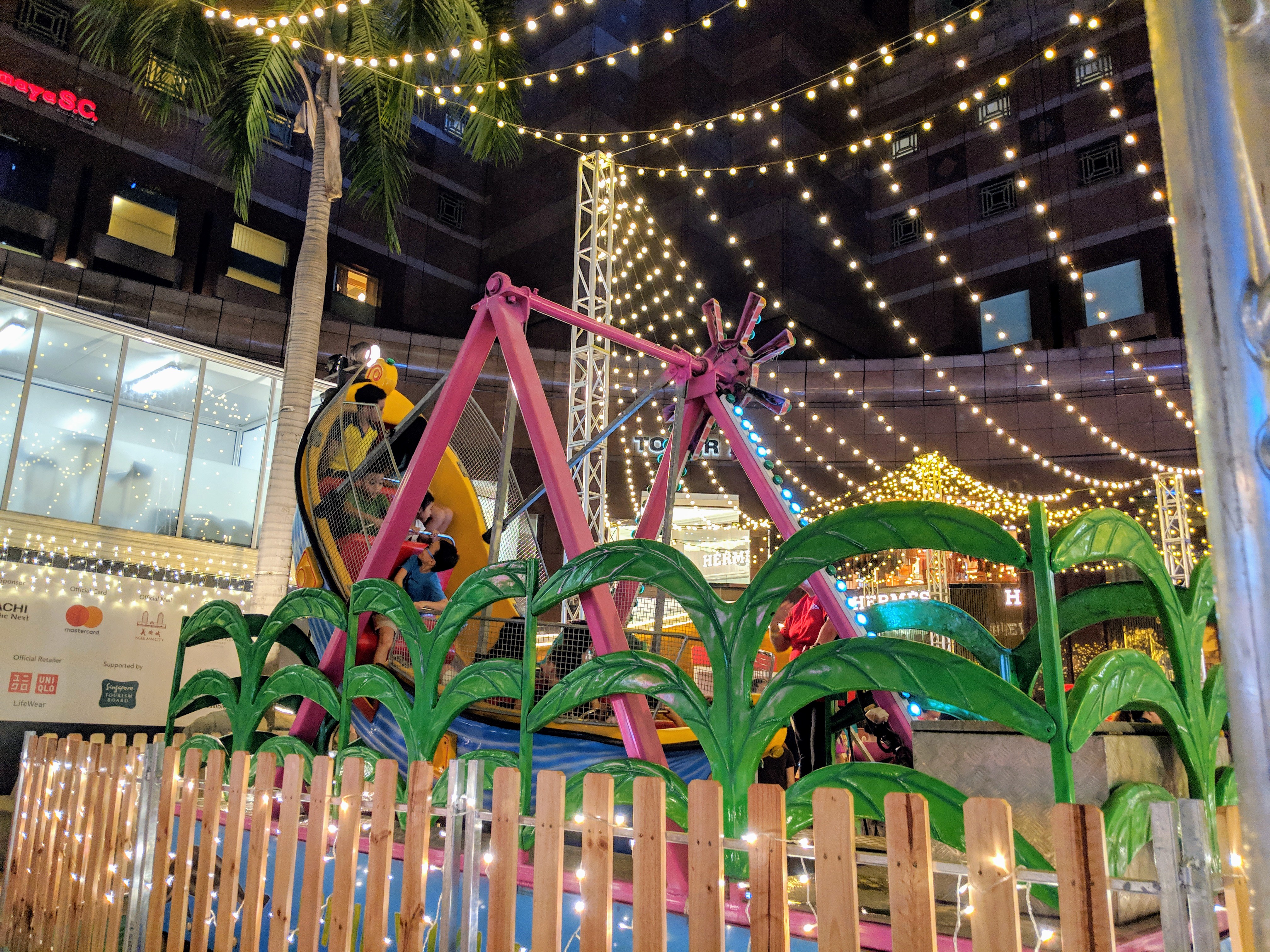 Ngee Ann City Civic Plaza, Christmas Market with stalls sel…