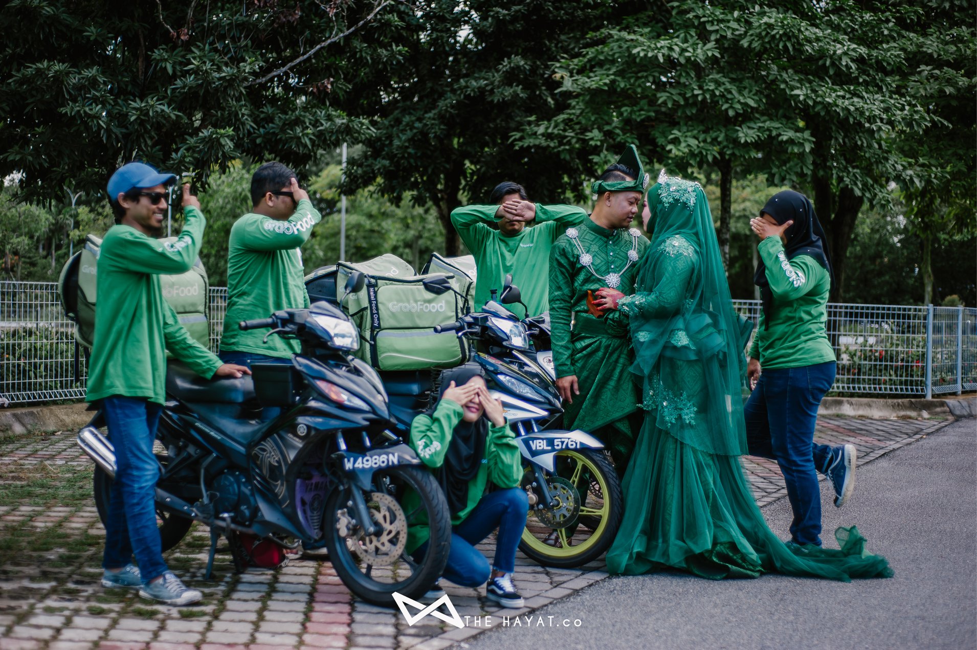 M Sian Couple Who Fell In Love As Food Delivery Riders Has Grabfood Themed Wedding Photoshoot Mothership Sg News From Singapore Asia And Around The World