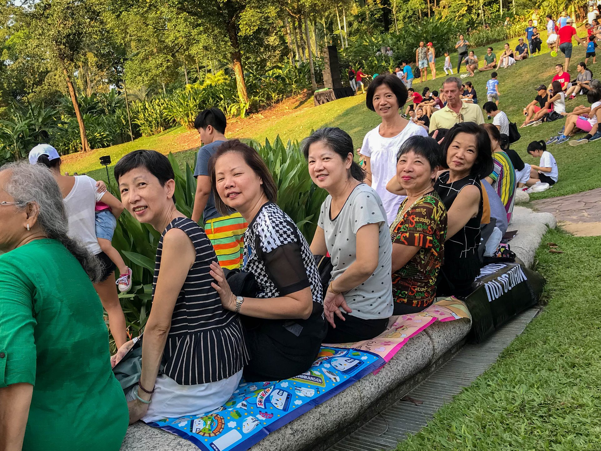 PM Lee's grandfatherly side photographed by onlooker as he ...