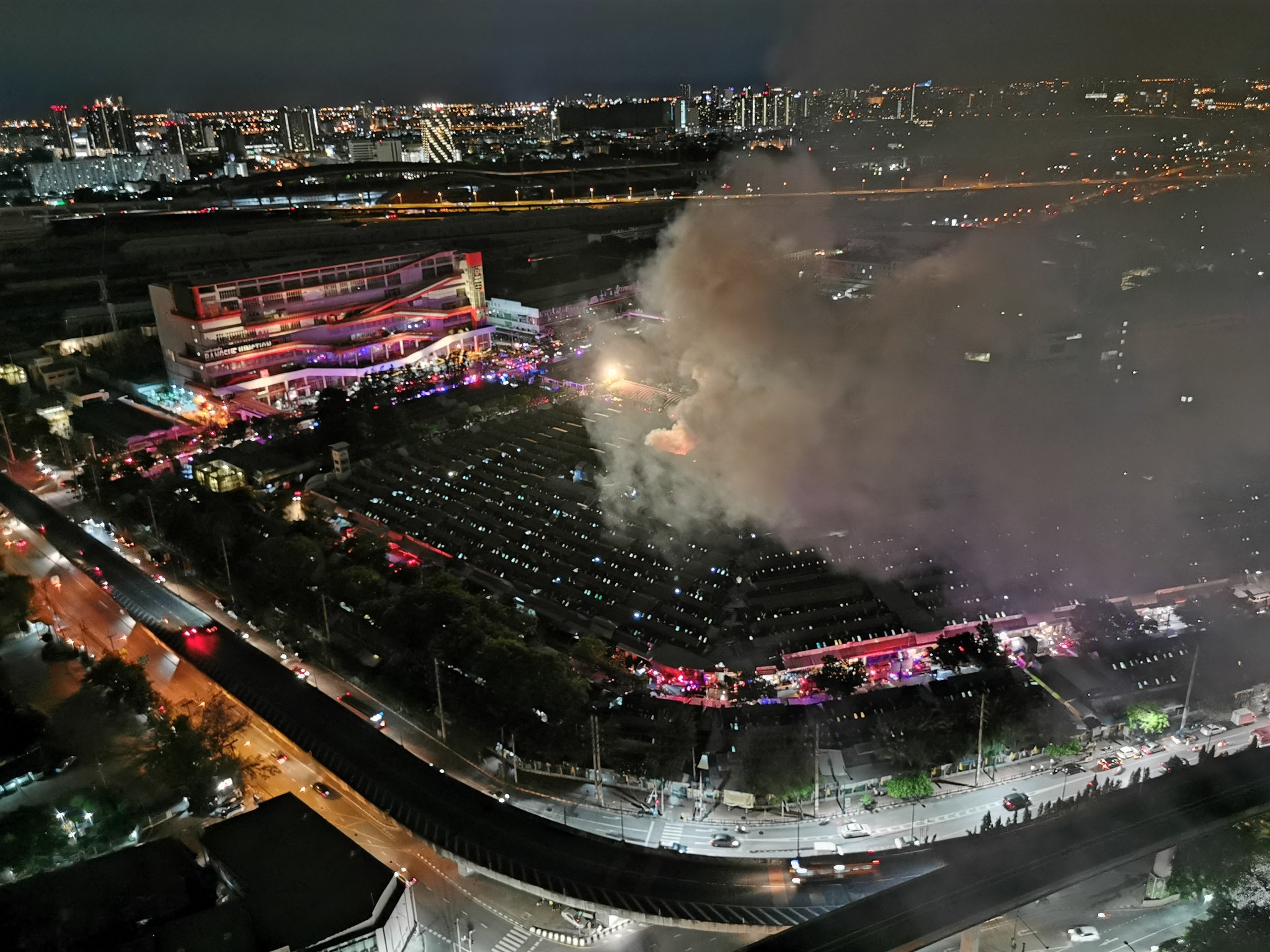 chatuchak market fire        
        <figure class=