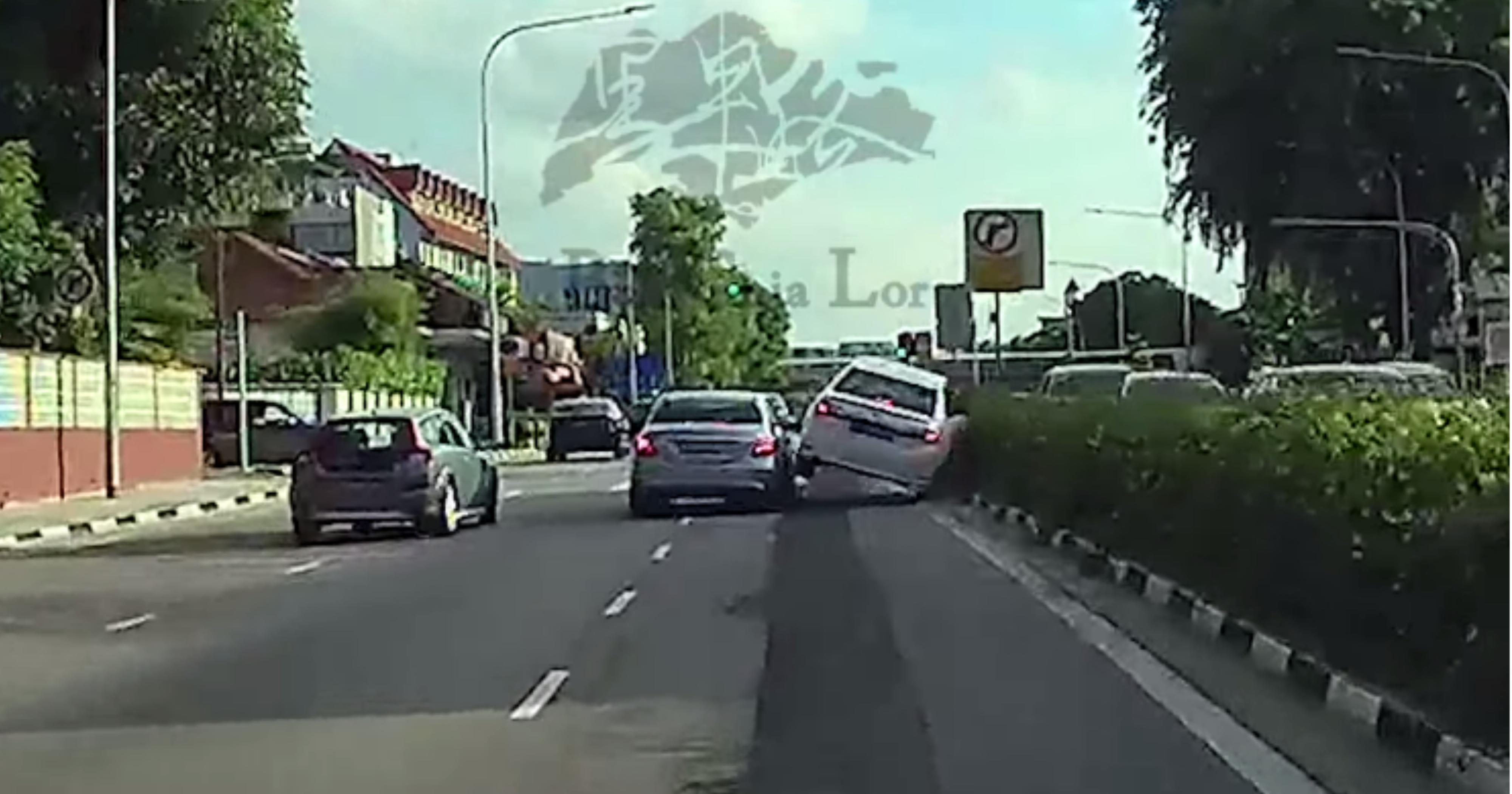 Volvo Cuts Into Lane At Upper Serangoon Road Results In 2 Cars Colliding Drives Off Mothership Sg News From Singapore Asia And Around The World