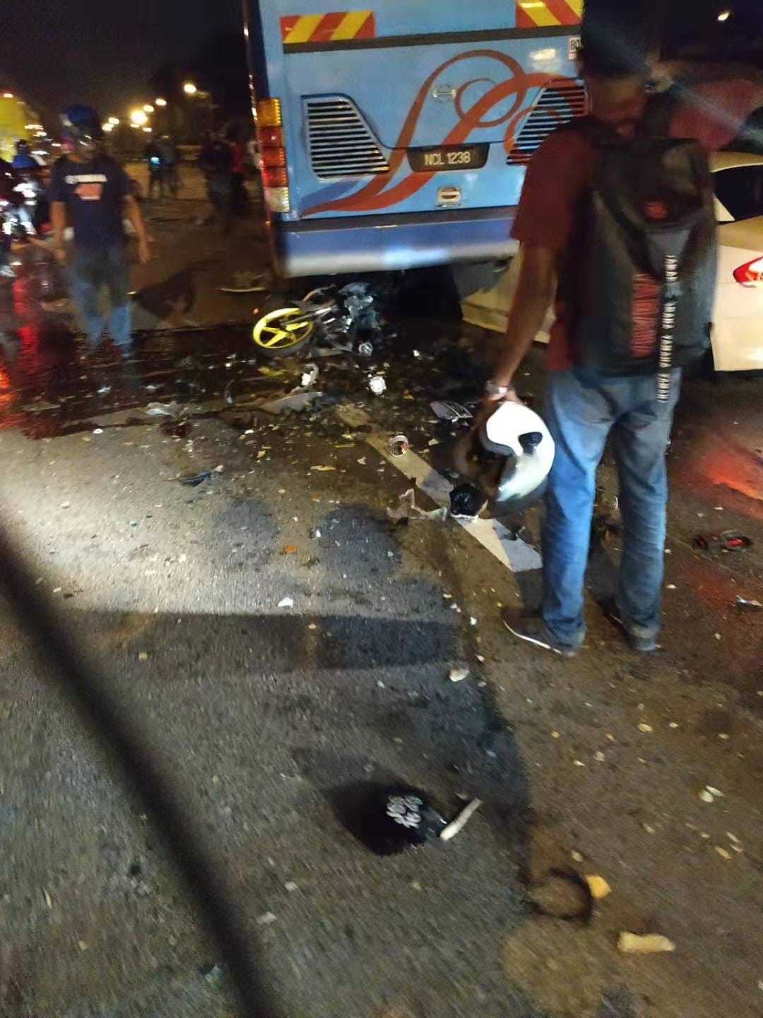 S Pore Registered Bmw Collides With Bus Along M Sia Highway Towards Legoland Mothership Sg News From Singapore Asia And Around The World