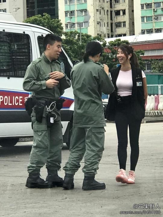 Lady in Hong Kong police vest & helmet becomes main attraction of ...