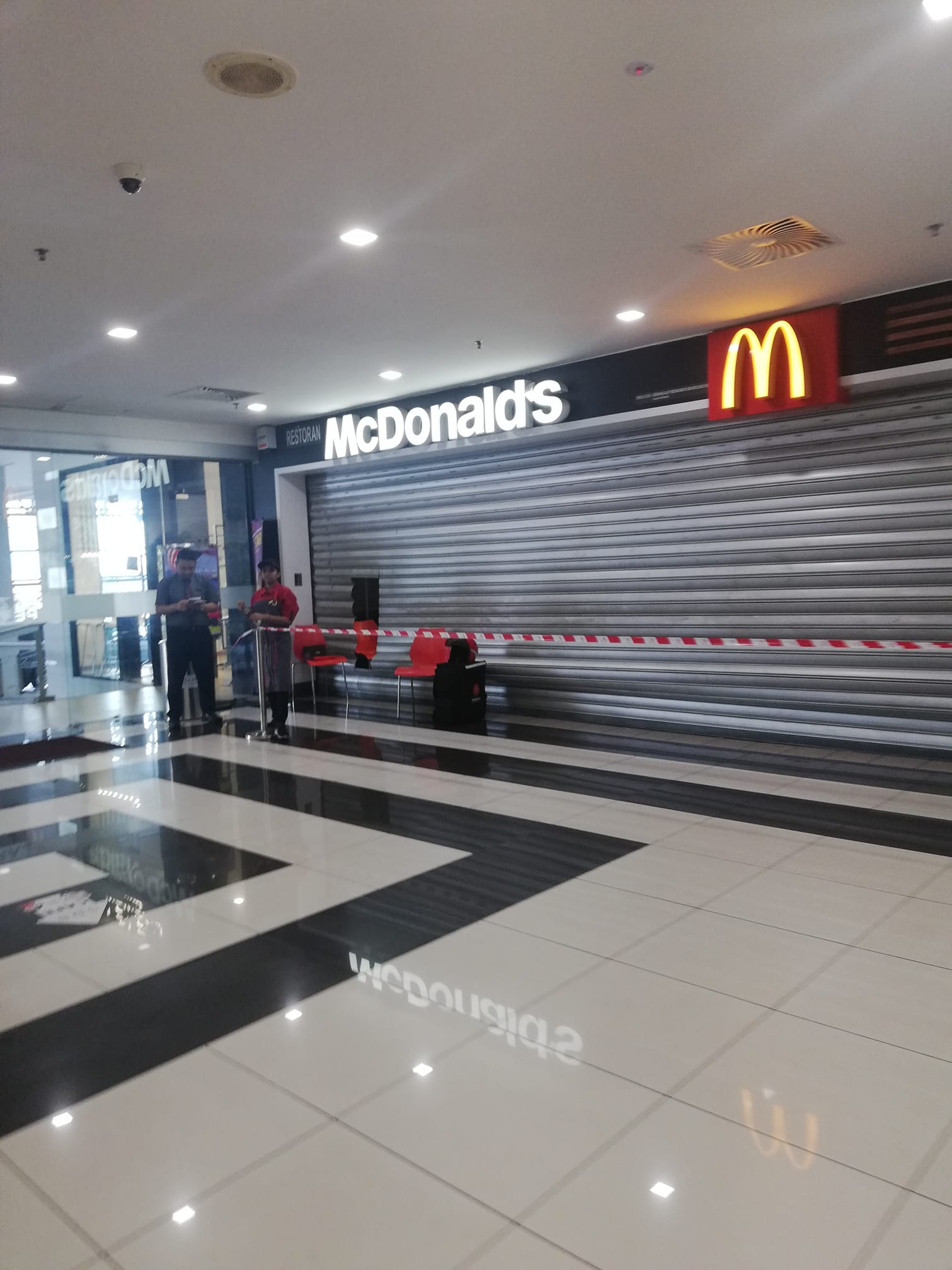 Johor McDonald's doors malfunction, customers trapped inside with food ...
