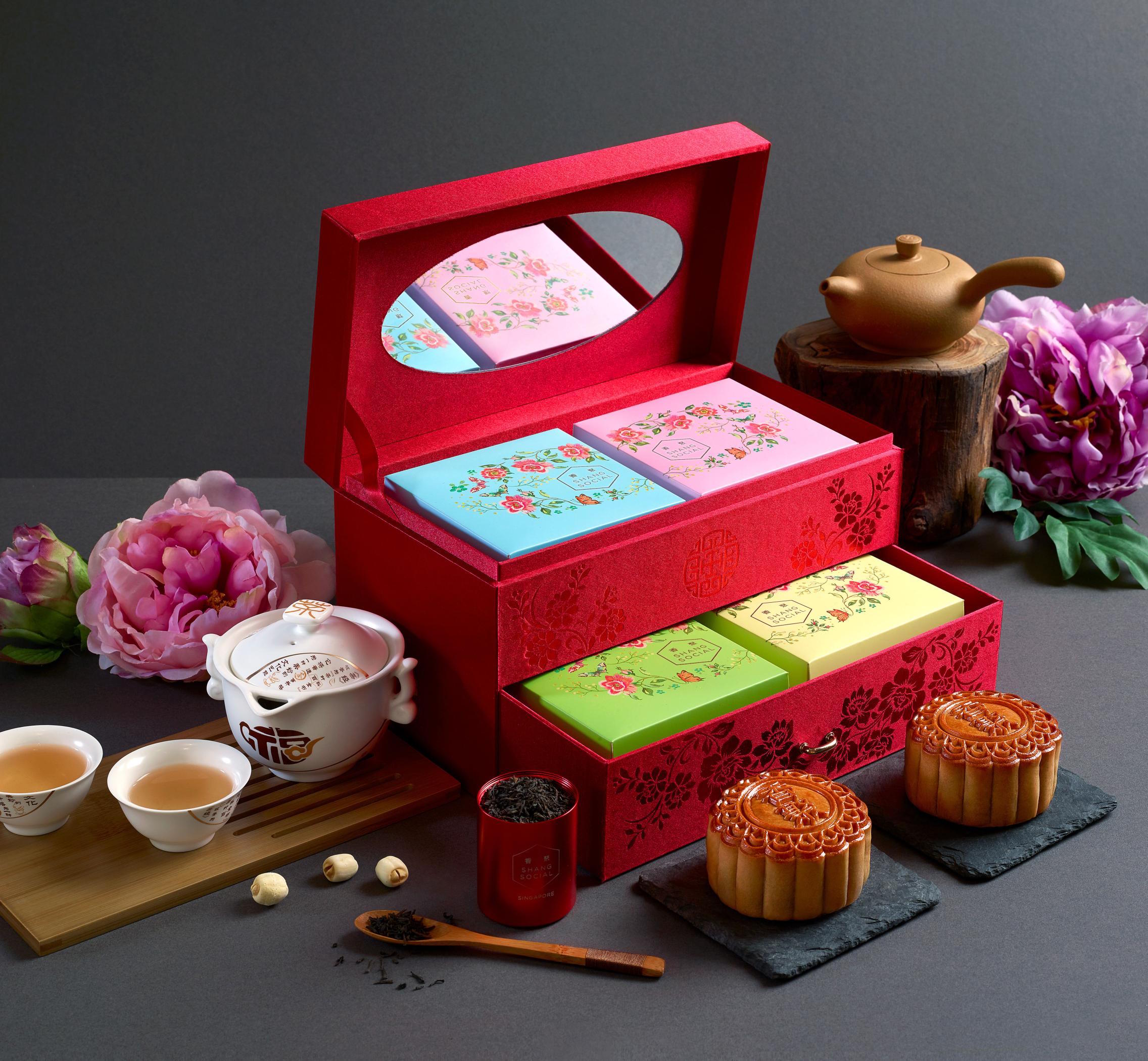 How did elaborate mooncake packaging become a problem in China