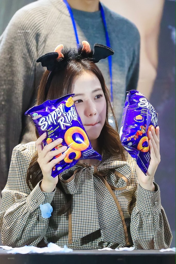 Blackpink's Jisoo & Jennie fall in love with Super Ring snack in S'pore;  absolutely thrilled to find it again -  - News from Singapore,  Asia and around the world