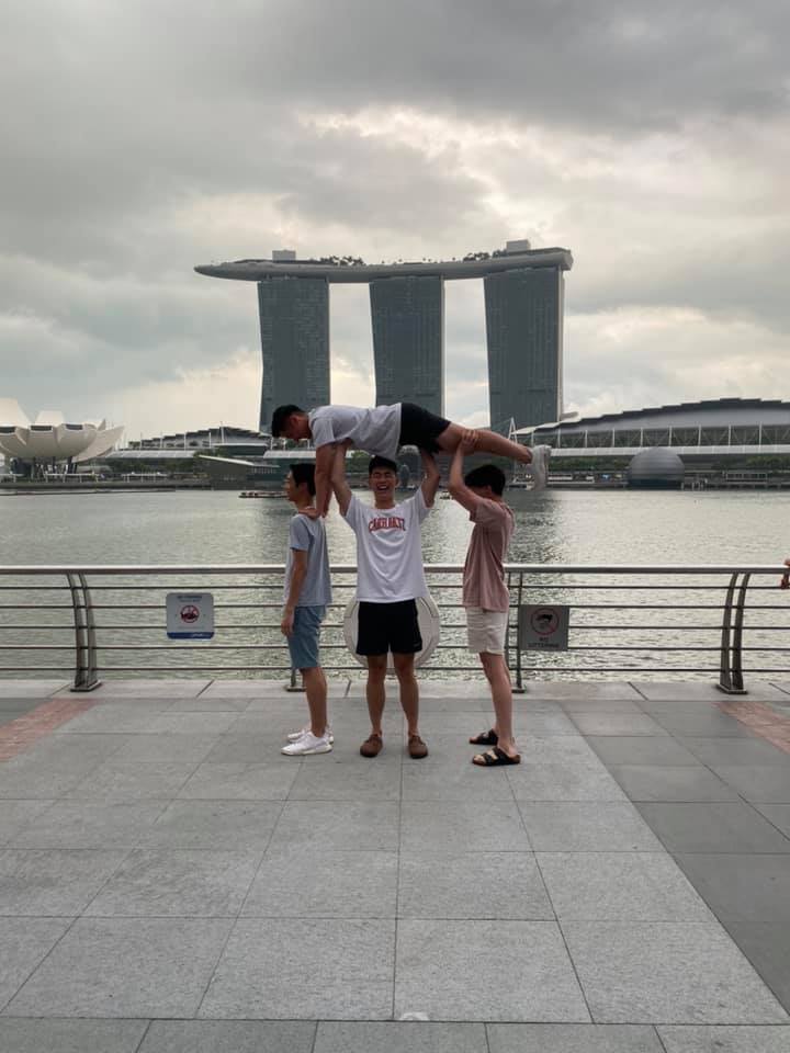 People Posing At Singapore Merlion High-Res Stock Photo - Getty Images