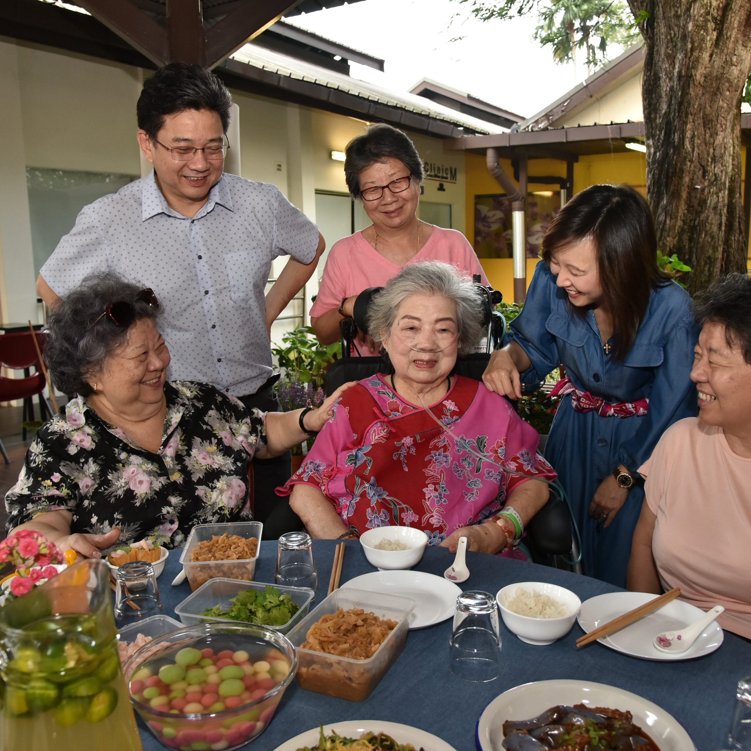 S'pore family brings CNY reunion dinner to 90-year-old matriarch in ...