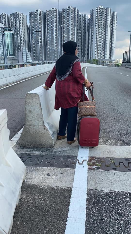 Su0027porean woman, 66, walks from JB to Su0027pore to care for ill 