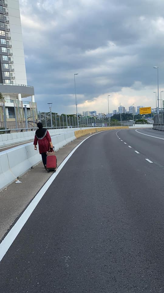 Su0027porean woman, 66, walks from JB to Su0027pore to care for ill 