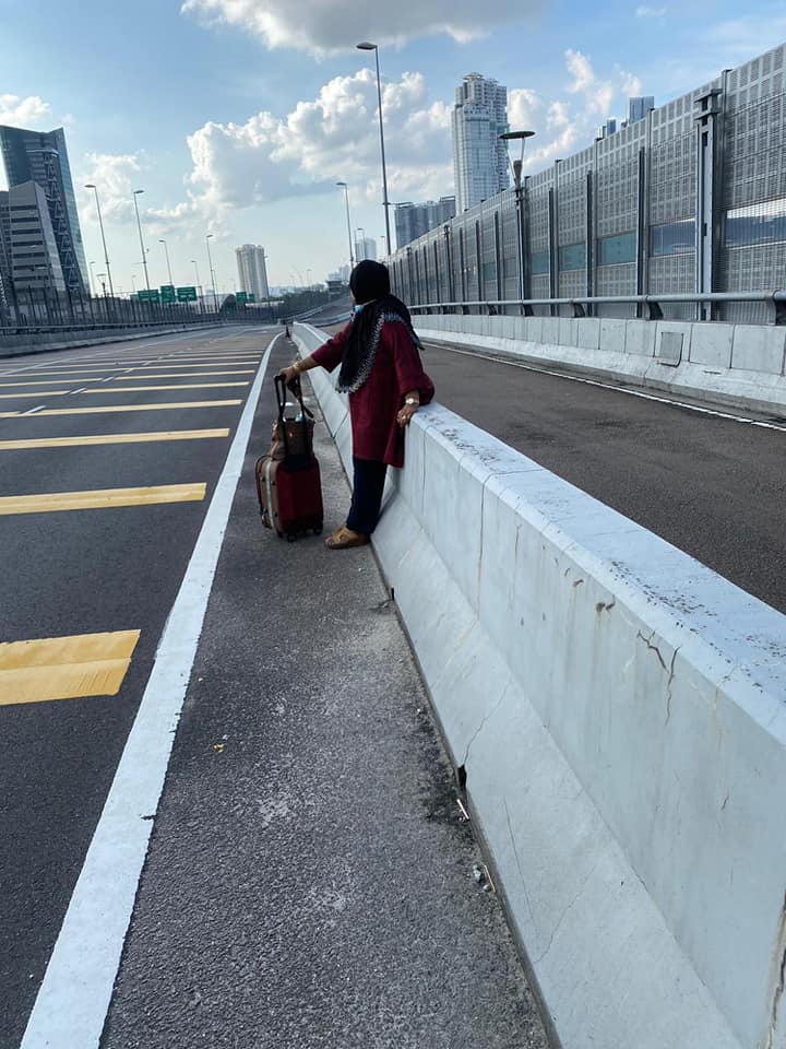 S Porean Woman 66 Walks From Jb To S Pore To Care For Ill Husband After M Sia Lockdown Mothership Sg News From Singapore Asia And Around The World