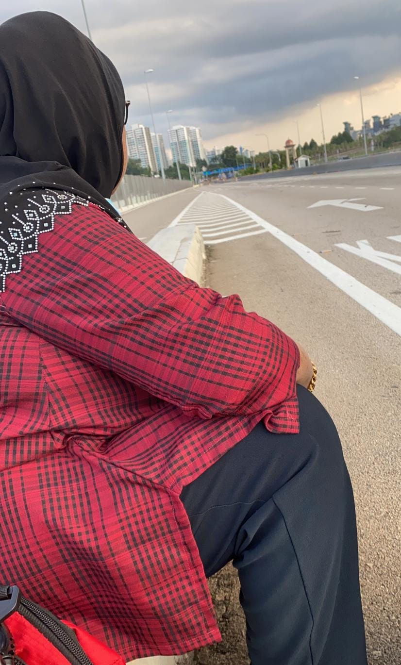 Su0027porean woman, 66, walks from JB to Su0027pore to care for ill 