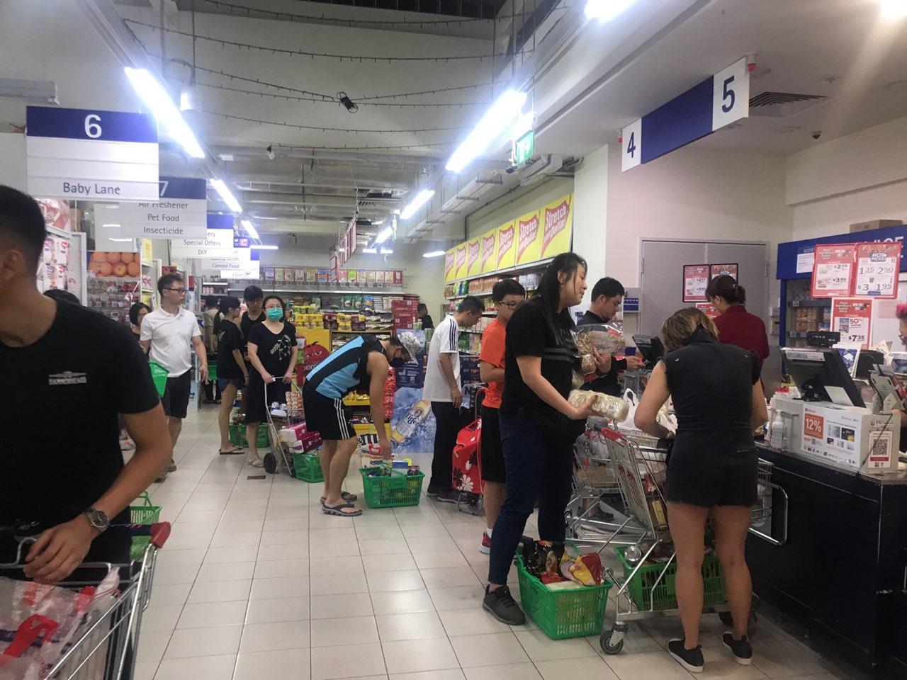 S'poreans do some late-night grocery shopping after M'sia announces ...