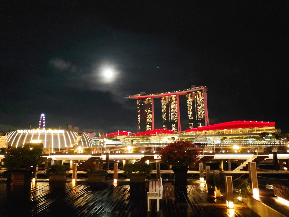 Sky gazers in S'pore share photos of Blue Moon & Mars - Mothership.SG ...