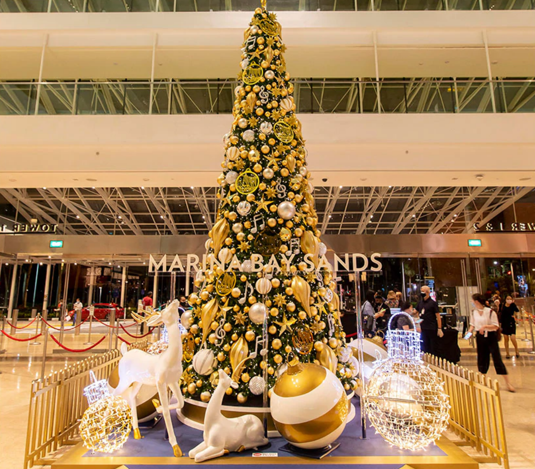 Dancing Christmas tree bobbing curtsy to visitors steals Santa's ...
