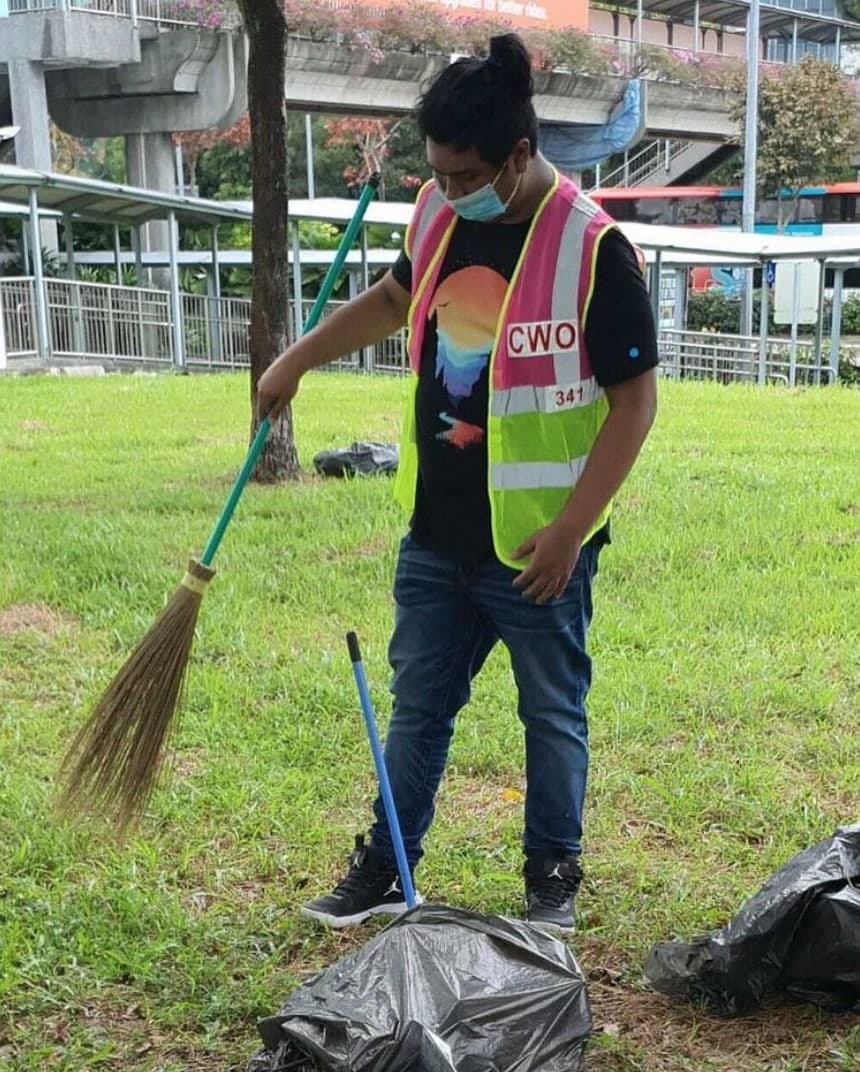 Photo Of Dee Kosh Doing Corrective Work Order Sends Internet Into Flurry Mothership Sg News From Singapore Asia And Around The World