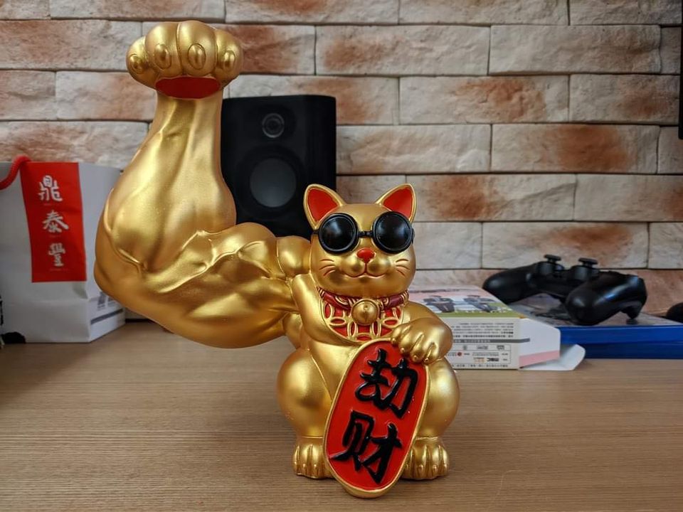 Fortune cat with extra thicc muscular arm on sale to help