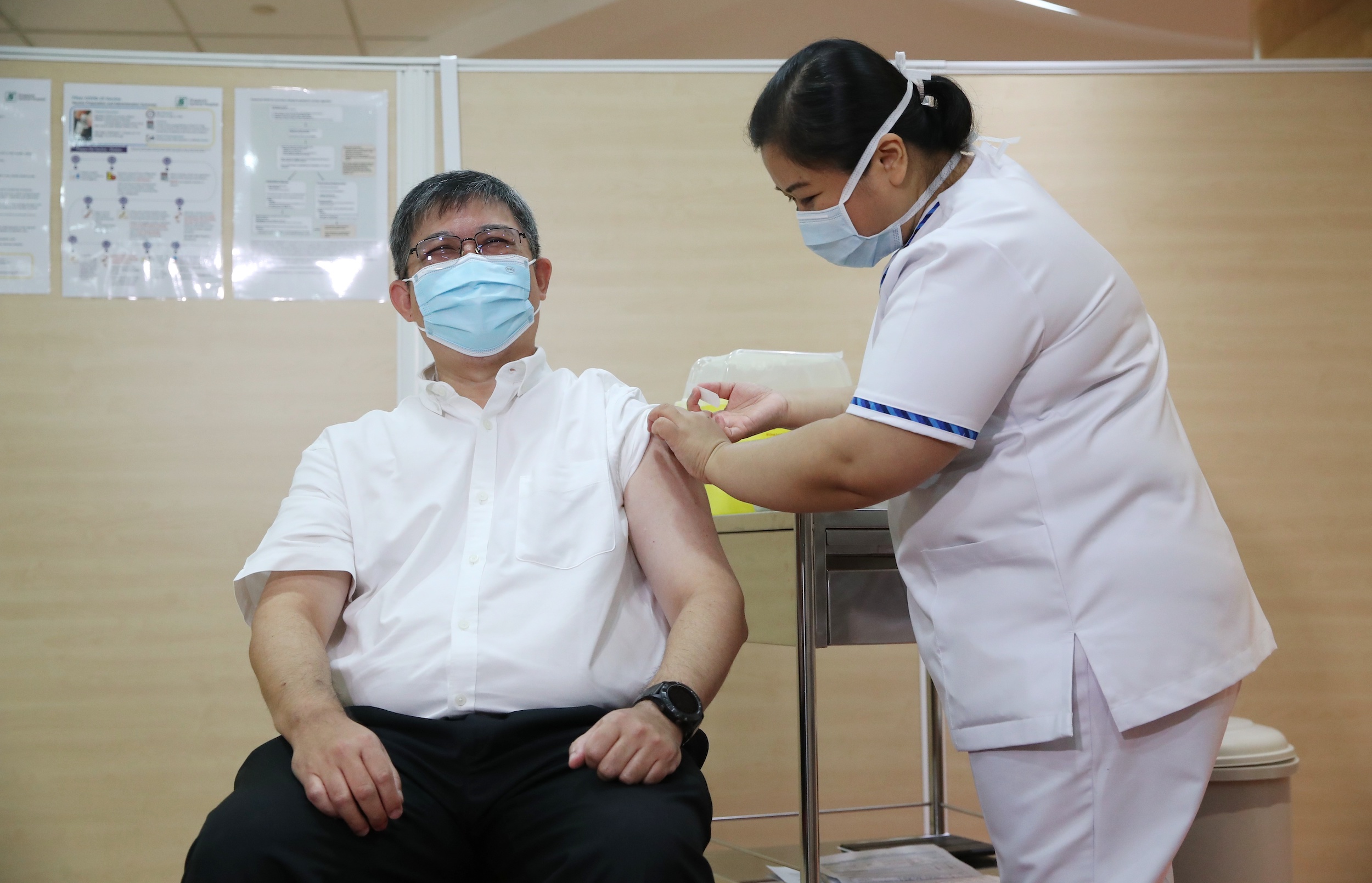 PM Lee receives Covid-19 vaccination at SGH - Mothership ...