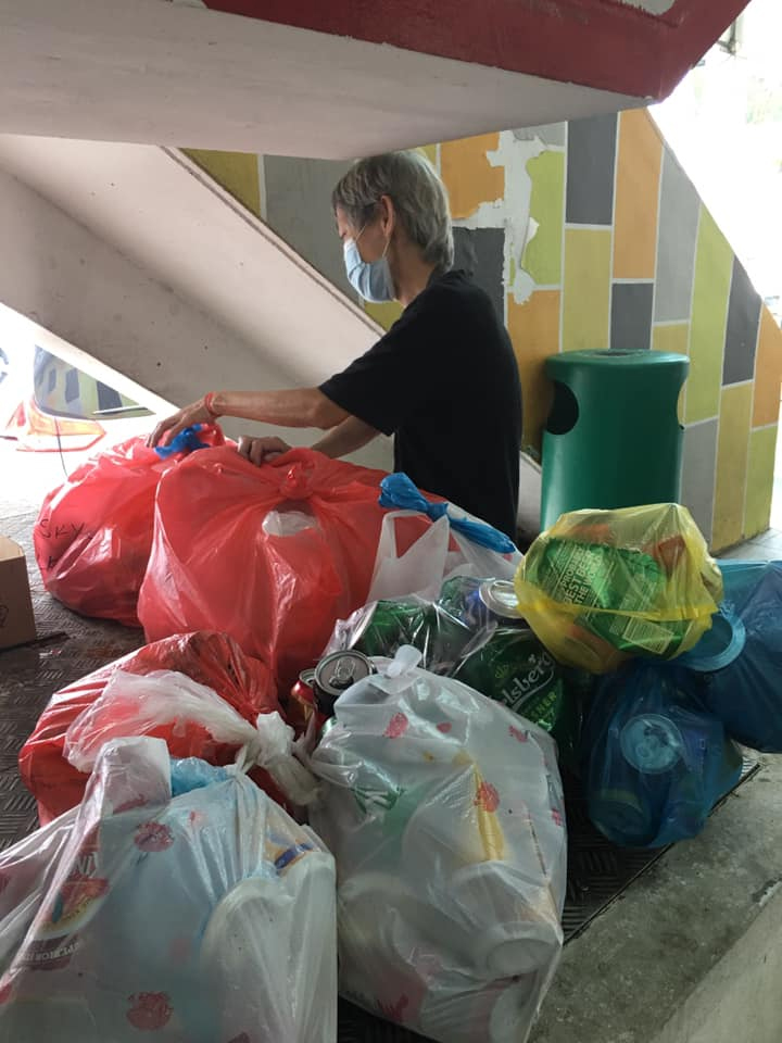 auntie-leftover-food-red-packet-collect-cans.jpg