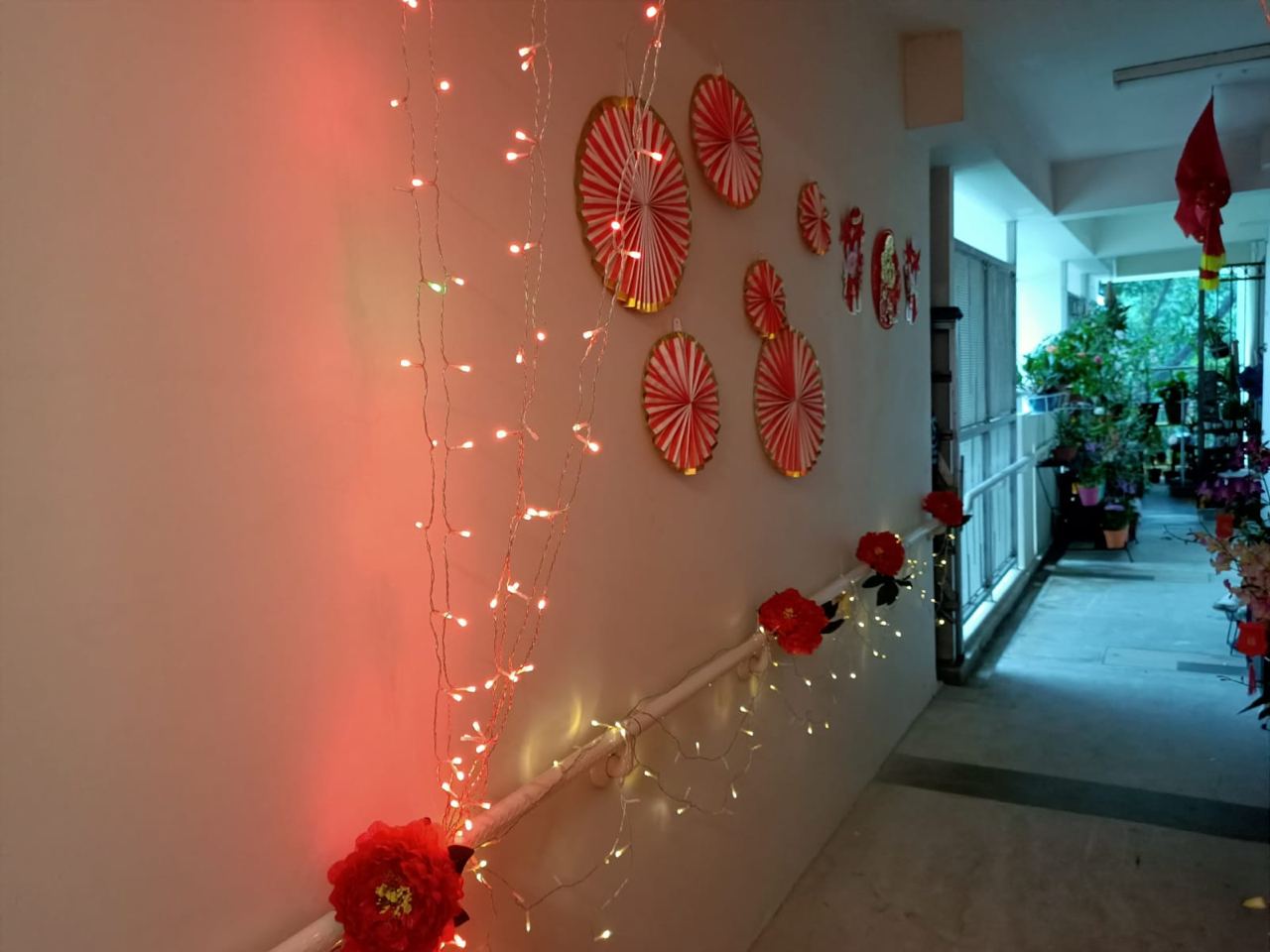 Reliving the kampung spirit': Neighbours put up CNY decorations together  outside HDB homes; non-Chinese join in the festivities - TODAY