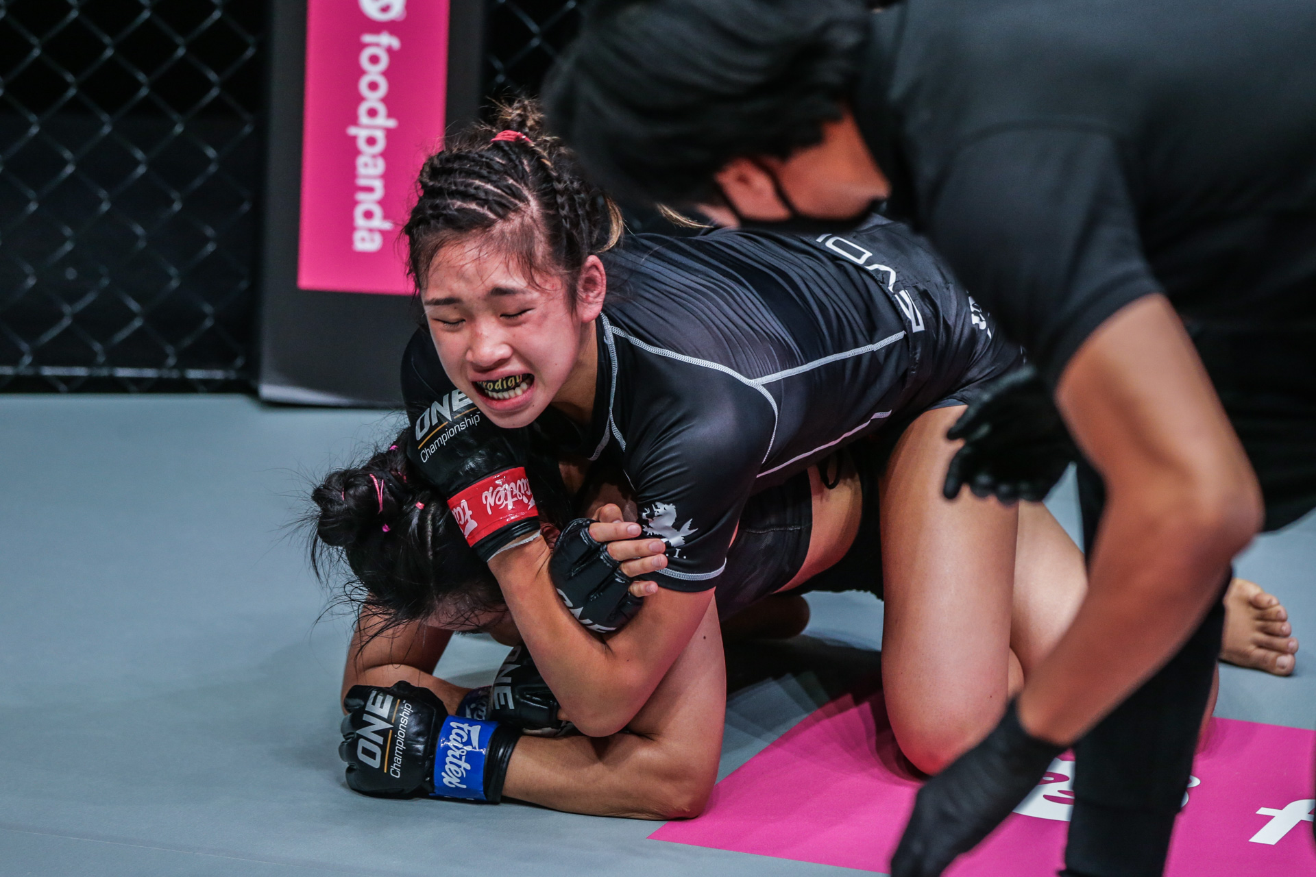 Image of Victoria Lee fighting with Sunisa Srisen