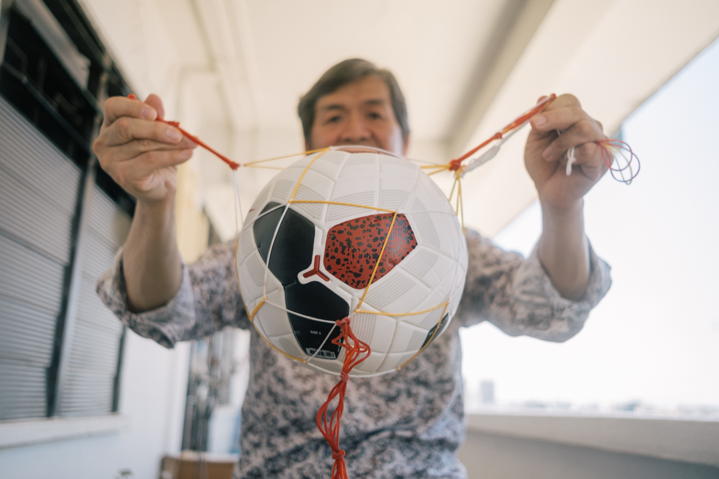 Image of the contraption Henry Leong made to practice juggling