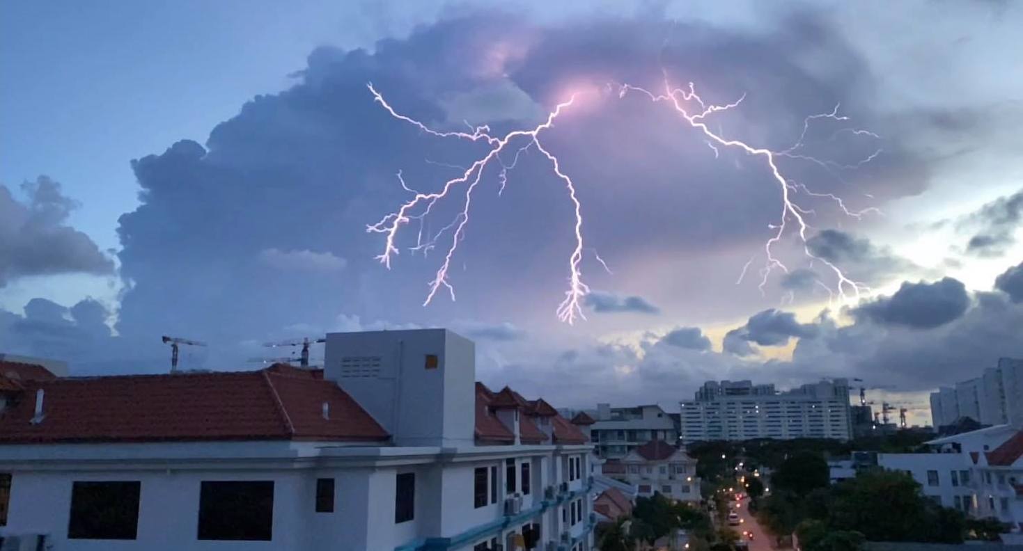 Image of lightning strike in Eunos