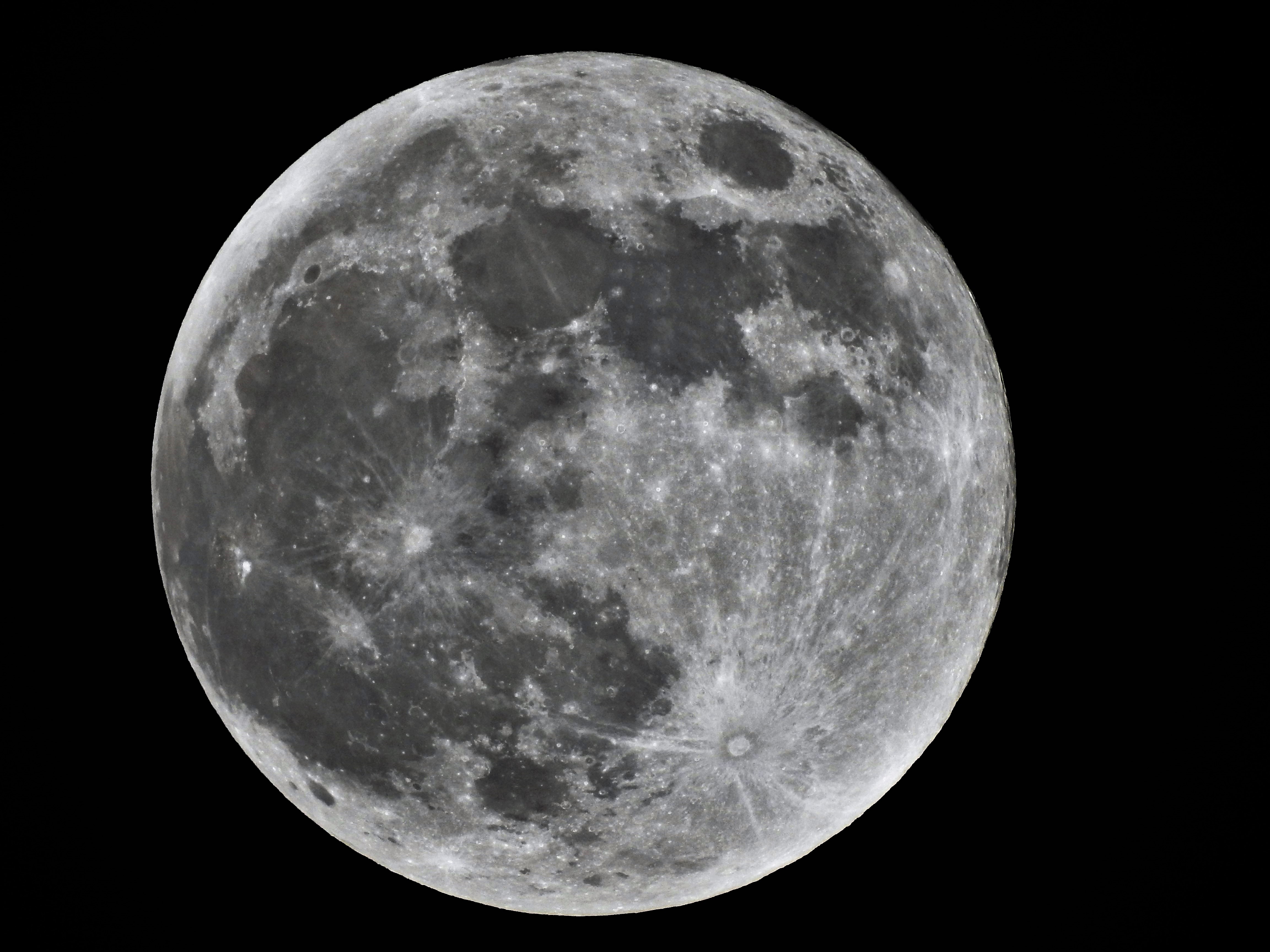 S'porean man captures stunning photos of supermoon from Woodlands