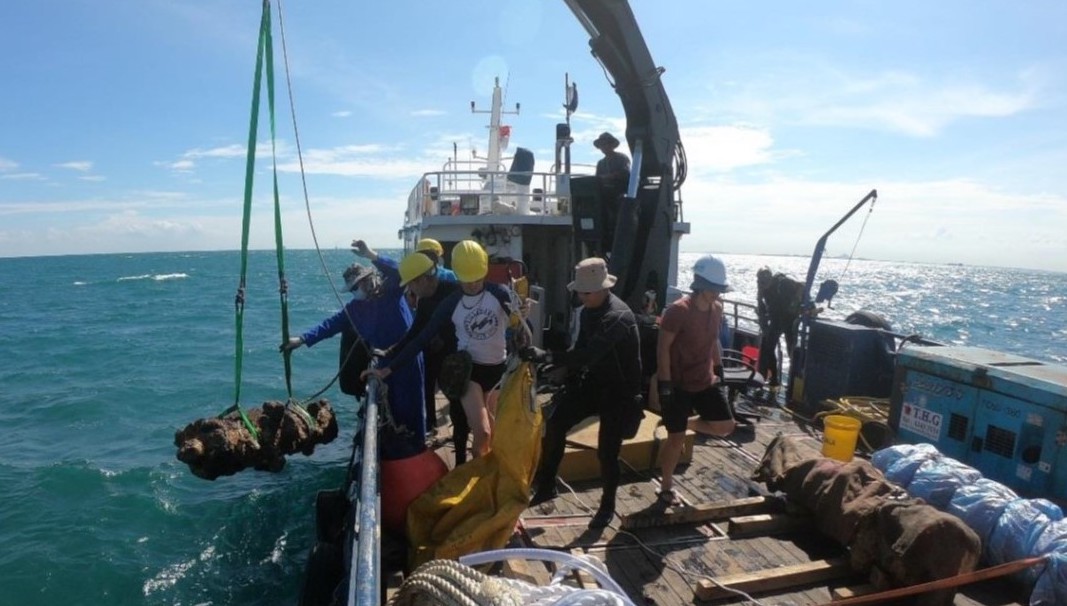 2 historic shipwrecks discovered in S'pore, rare & unique artefacts ...