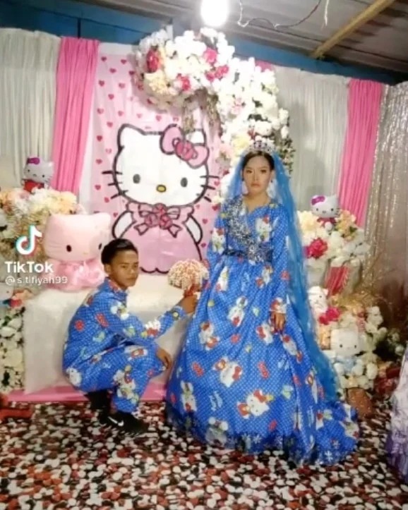 Bride and groom in blue Hello Kitty wedding attire