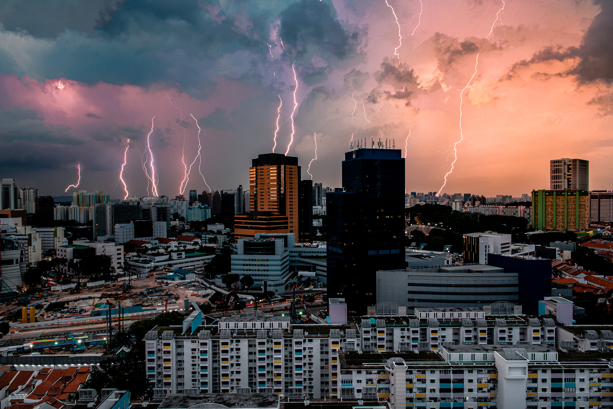 Photographers capture surreal & striking lightning storm photos across  S'pore on June 24  - News from Singapore, Asia and around  the world