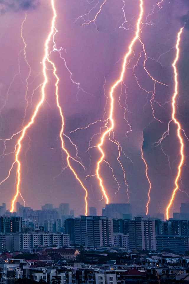 Photographers capture surreal & striking lightning storm photos across  S'pore on June 24  - News from Singapore, Asia and around  the world