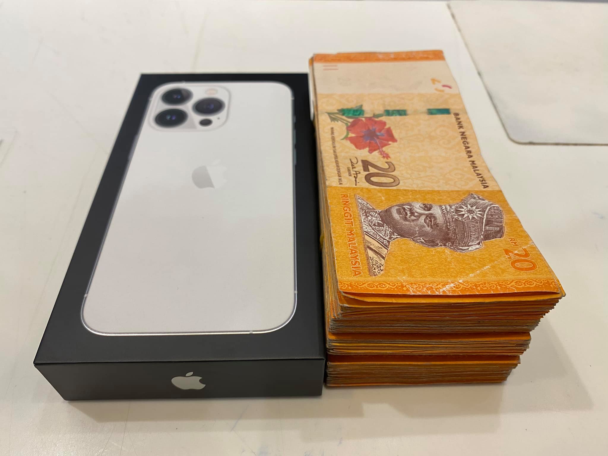 Man in M'sia buys wife iPhone 13 Pro worth RM4,899 using RM20 notes he