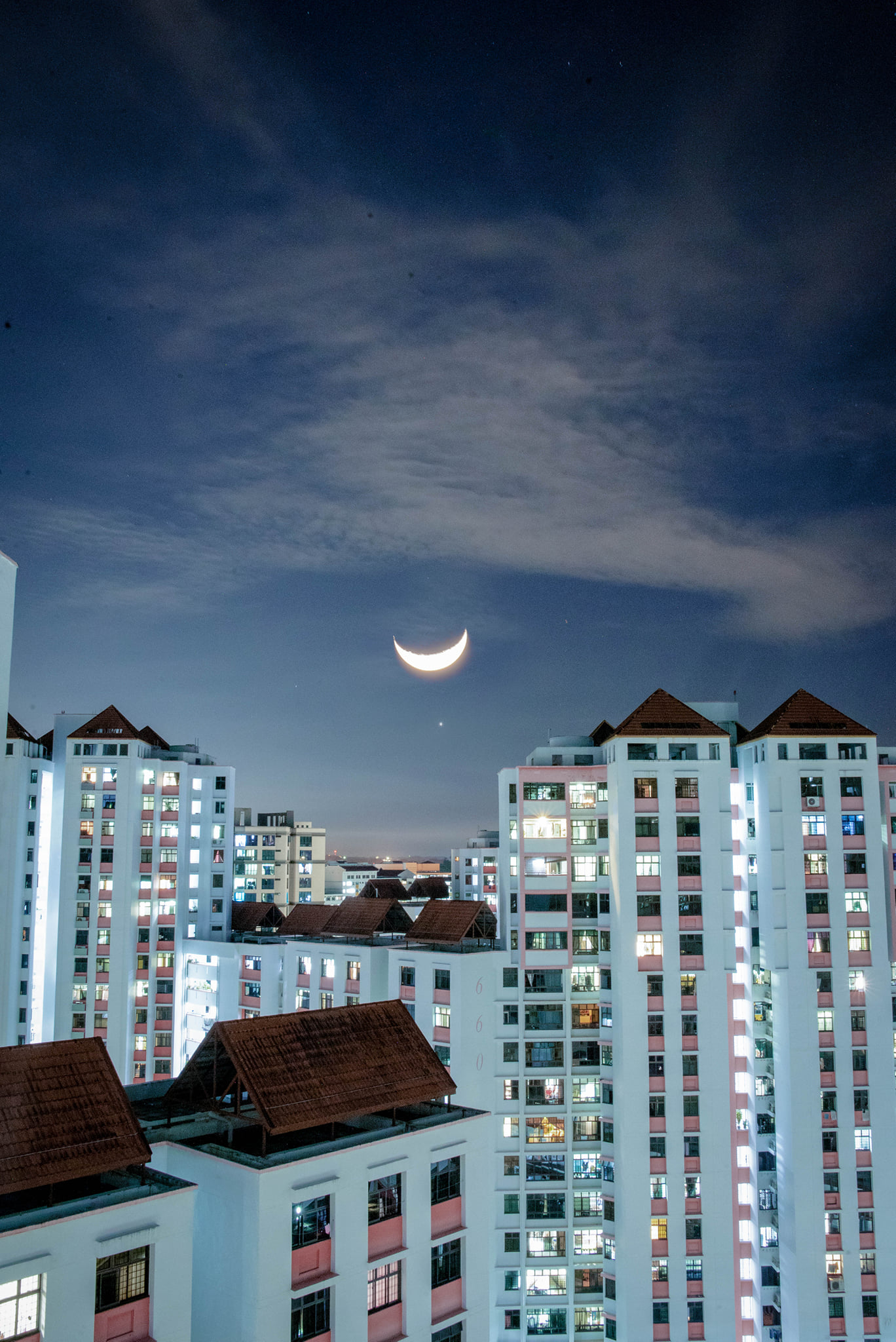 In pictures: Venus at the tip of a glowing crescent moon over Singapore -  CNA