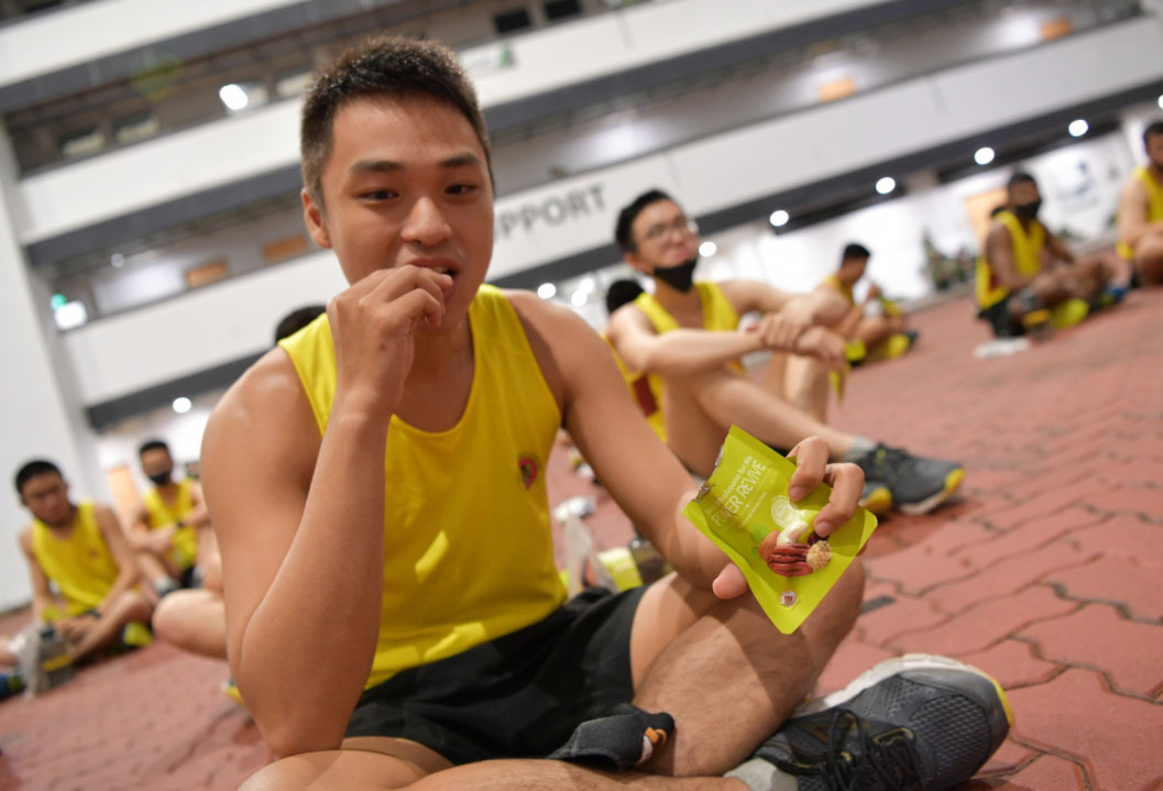 soldiers-eating-snacks.jpg