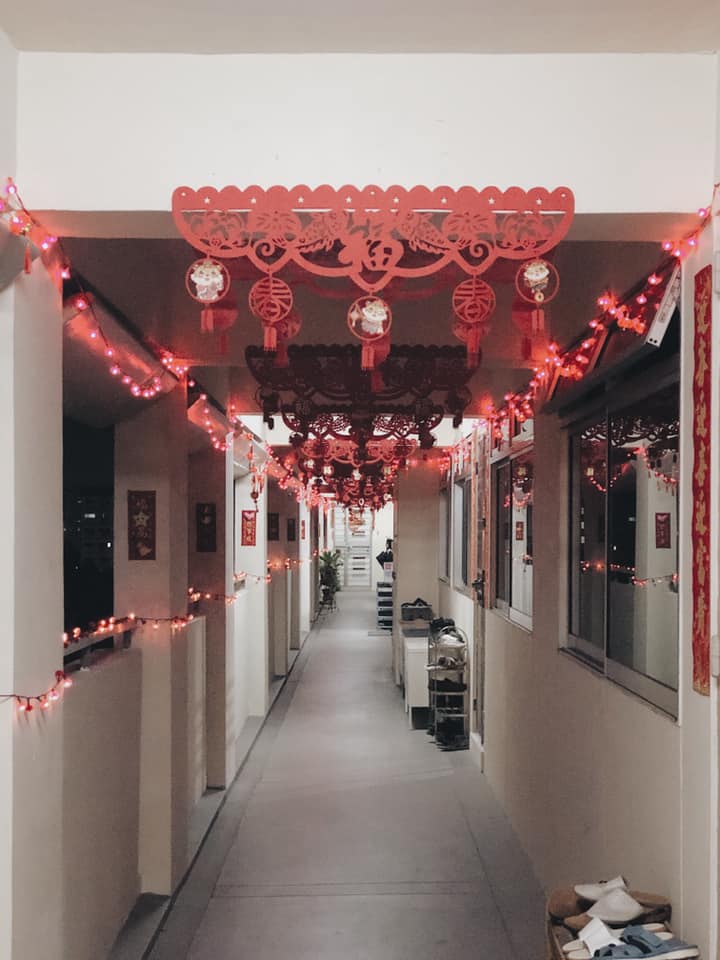 Reliving the kampung spirit': Neighbours put up CNY decorations together  outside HDB homes; non-Chinese join in the festivities - TODAY