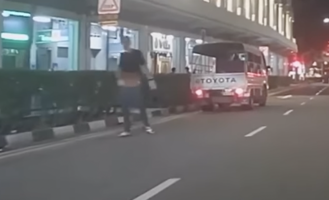 Man crossing Rochor Rd during 'red man' honked at, confronts driver but ...