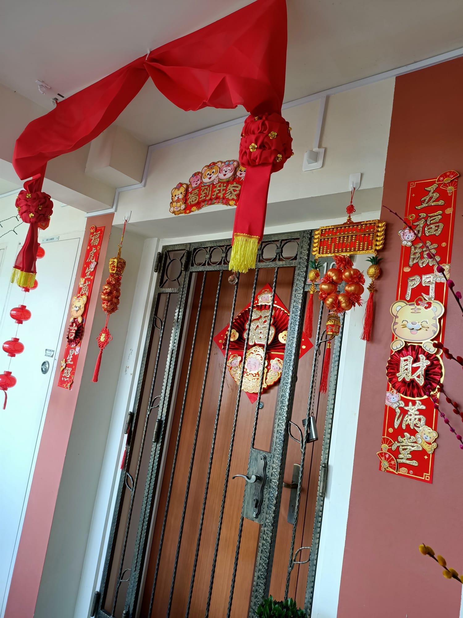 Malay Tampines resident decks out HDB corridor with CNY lanterns ...