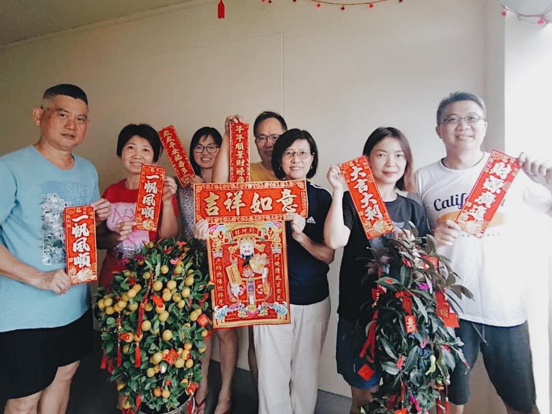 Reliving the kampung spirit': Neighbours put up CNY decorations together  outside HDB homes; non-Chinese join in the festivities - TODAY