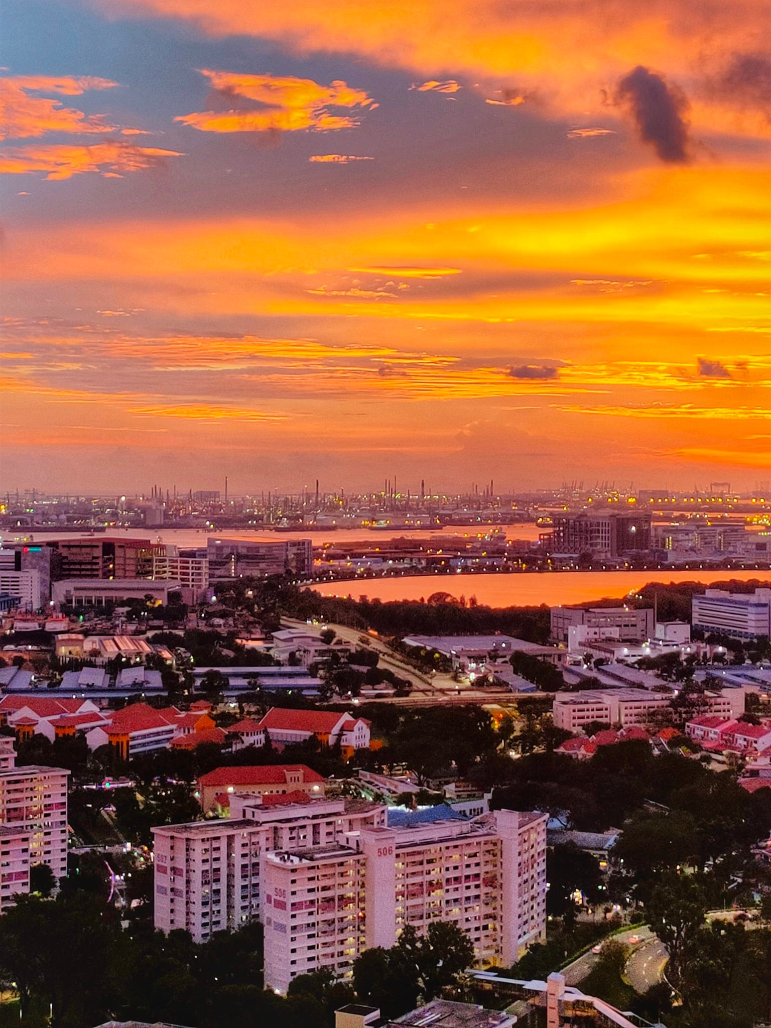 Blazing red evening sky spotted all over S'pore, apparently lasted around  10 minutes -  - News from Singapore, Asia and around the world